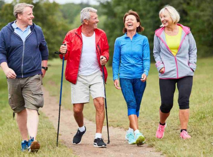 persone che praticano camminata